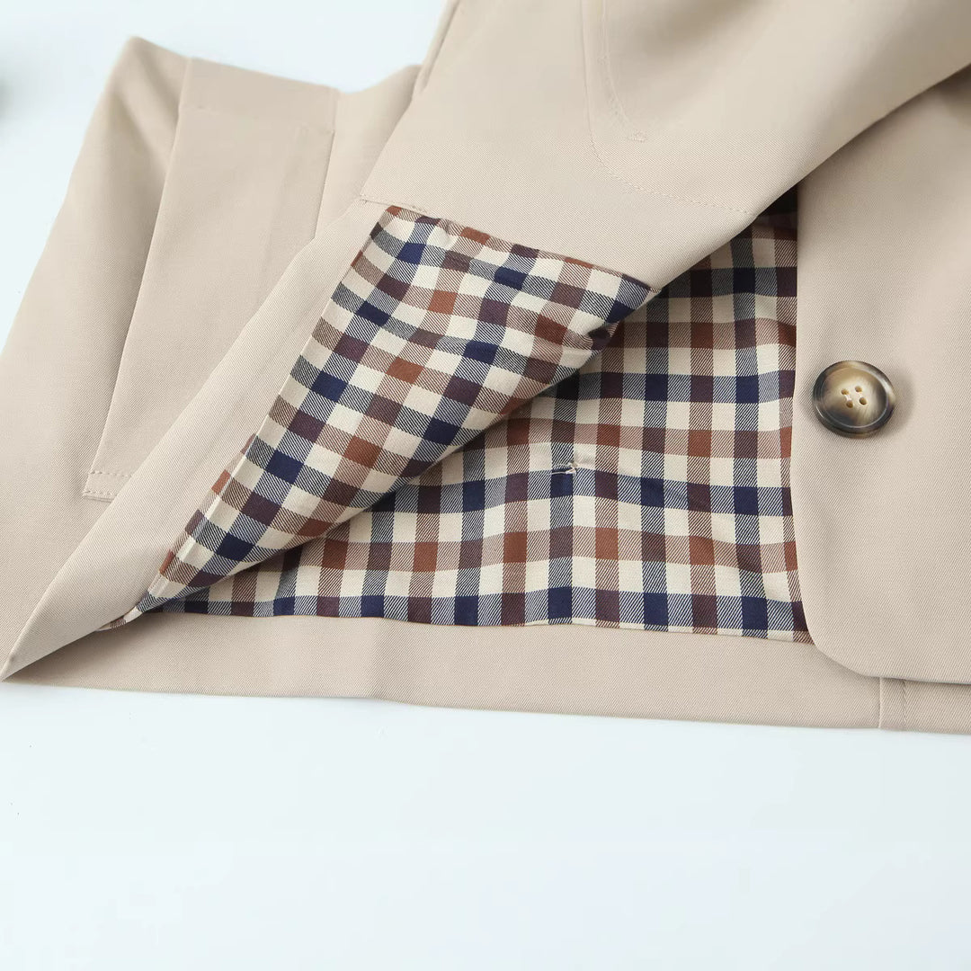 Damen Kurz geschnittene Boxy-Jacke mit weitem Hemdkragen und durchgehender Knopfleiste Echoarchiv
