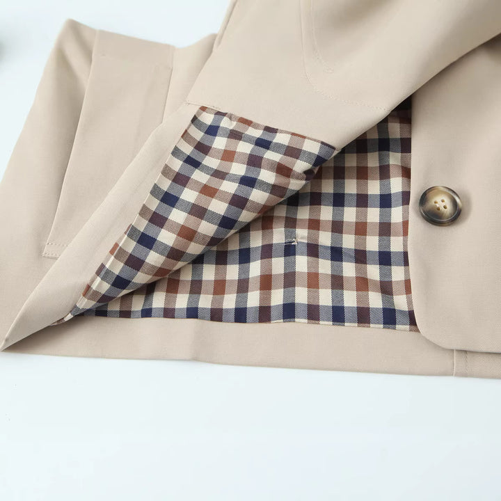 Damen Kurz geschnittene Boxy-Jacke mit weitem Hemdkragen und durchgehender Knopfleiste Echoarchiv