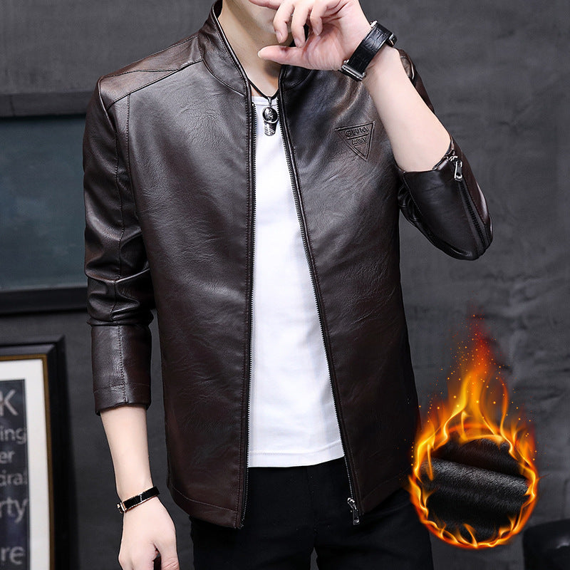 Herren Slim-Fit Kunstleder-Motojacke mit Stehkragen, Zipper-Ärmeln und minimalistischer Logo‑Applikation Echoarchiv