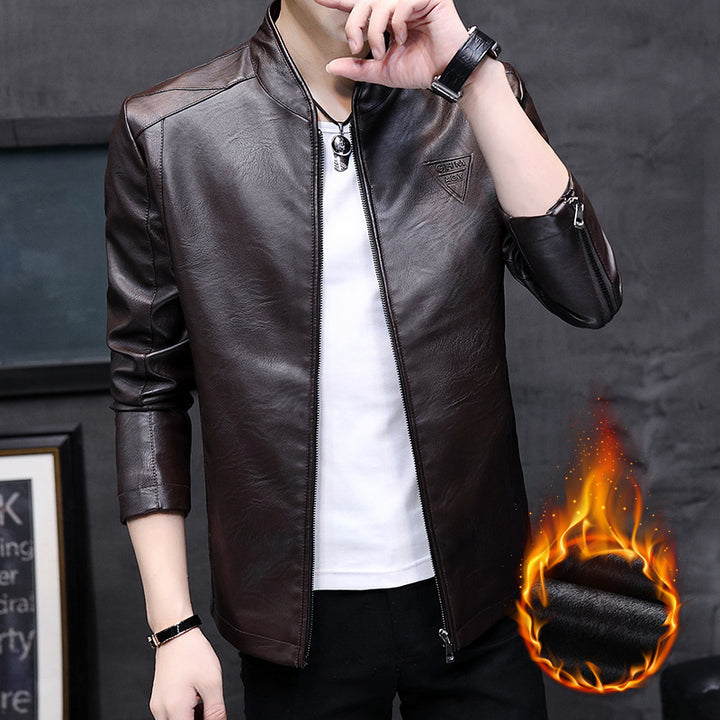 Herren Slim-Fit Kunstleder-Motojacke mit Stehkragen, Zipper-Ärmeln und minimalistischer Logo‑Applikation Echoarchiv