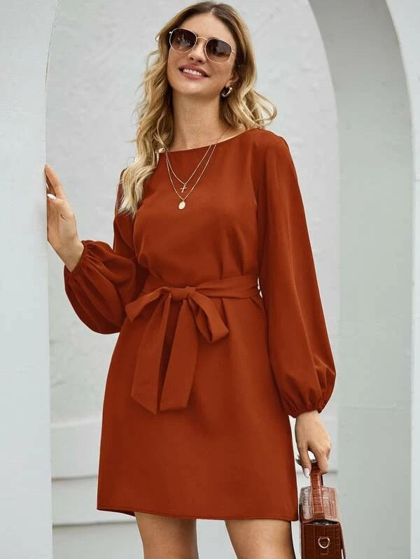 Damen nan elegantes Etuikleid mit Ballonärmeln und Taillengürtel Echo Archiv