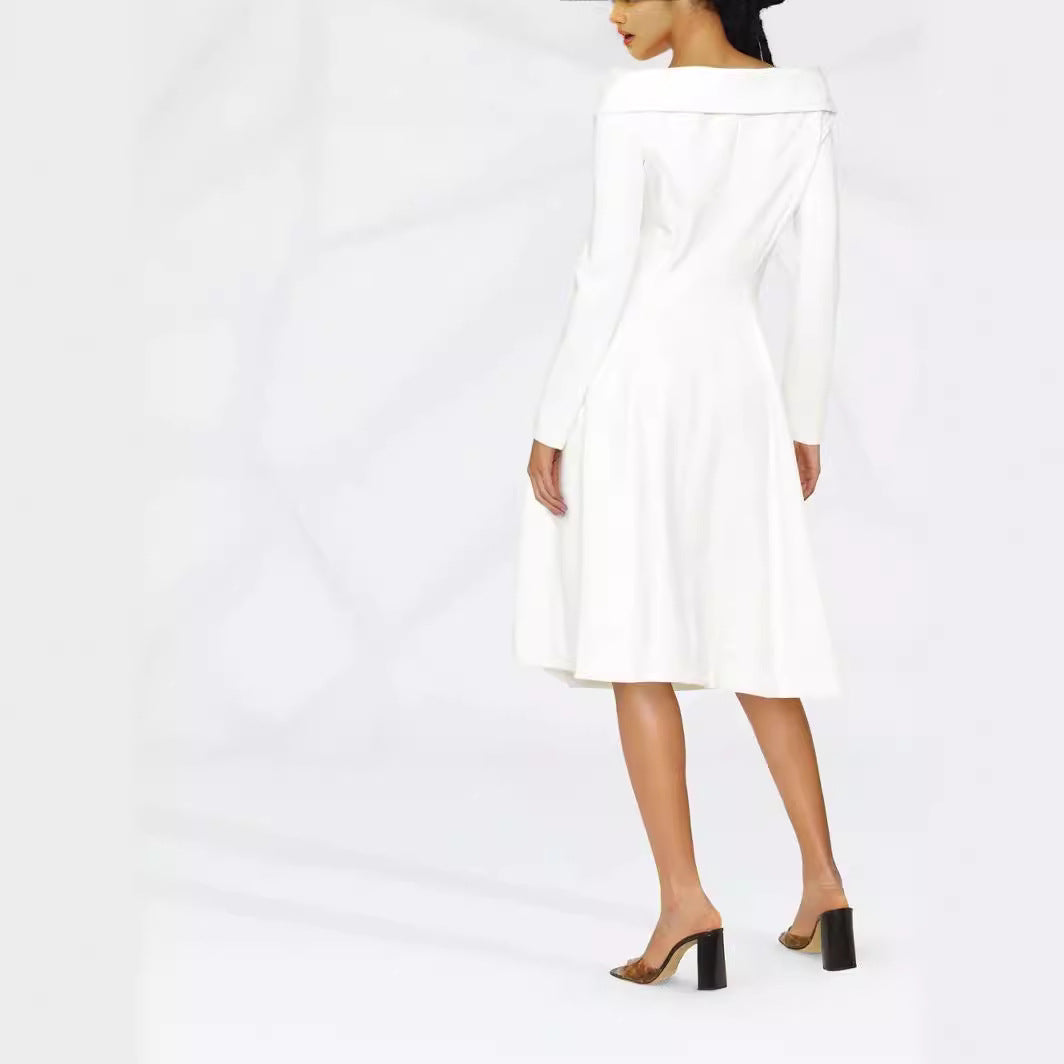 Damen Maxikleid im Mantel‑Look mit Carmenkragen und Doppelreihe Echoarchiv