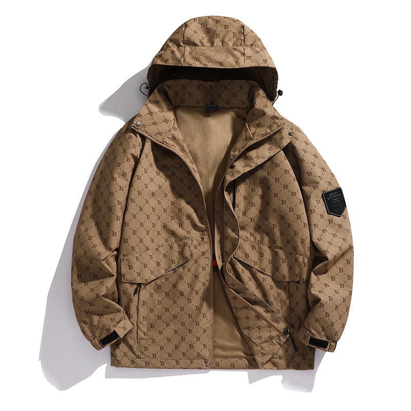 Herren Kapuzen-Softshelljacke mit Allover‑Monogramm, atmungsaktivem Meshfutter und Reißverschlusstaschen – Taviero