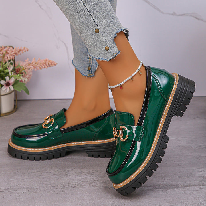 Damen  glänzende Lack-Loafer mit dekorativer Metallspange und profilierter Traktorsohle Echo Archiv