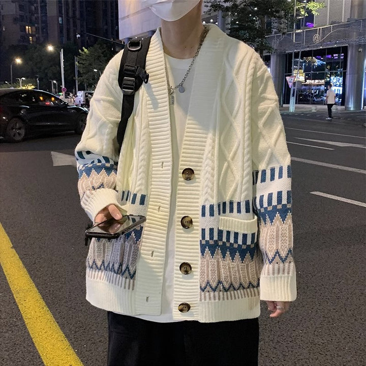 Herren Grobstrickjacke mit modernen Mustern und praktischen Taschen Echoarchiv