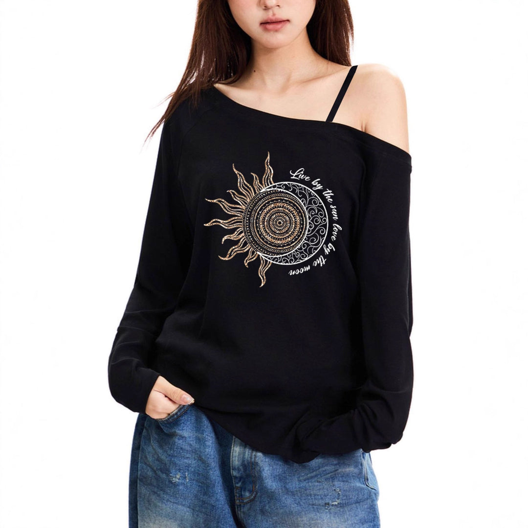 Damen lässiges Off-Shoulder Langarmshirt mit asymmetrischem Ausschnitt und detailliertem Sonnen-Mond Mandala-Print – Avérine