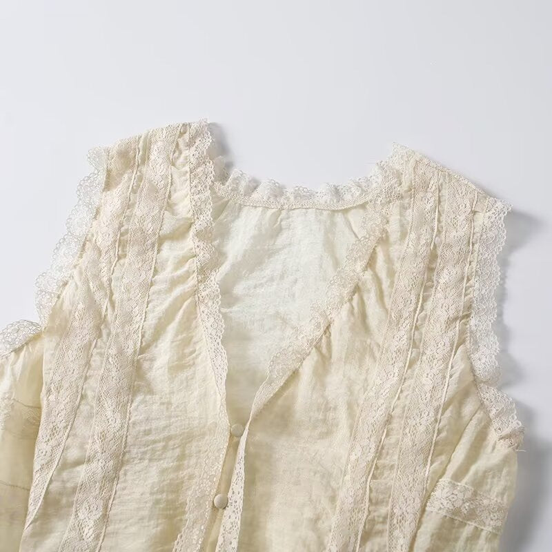 Damen-Spitzenoberteil mit eleganten Rüschendetails und Knopfverschlüssen Echo Archiv