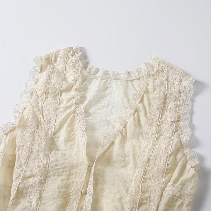 Damen-Spitzenoberteil mit eleganten Rüschendetails und Knopfverschlüssen Echo Archiv