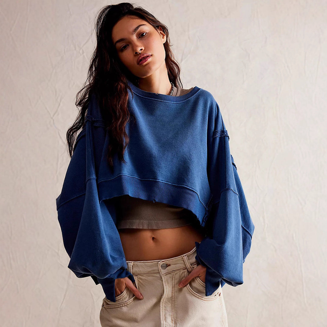 Damen cropped Oversize-Sweatshirt mit Daumenloch, fransigem Saum und weitem Raglanärmel – Avérine
