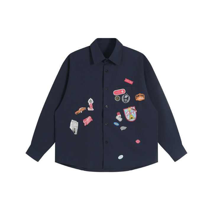 Unisex Lockeres Button-Down-Hemd mit vintage-inspirierten Emblem-Patches und Brusttasche Echoarchiv
