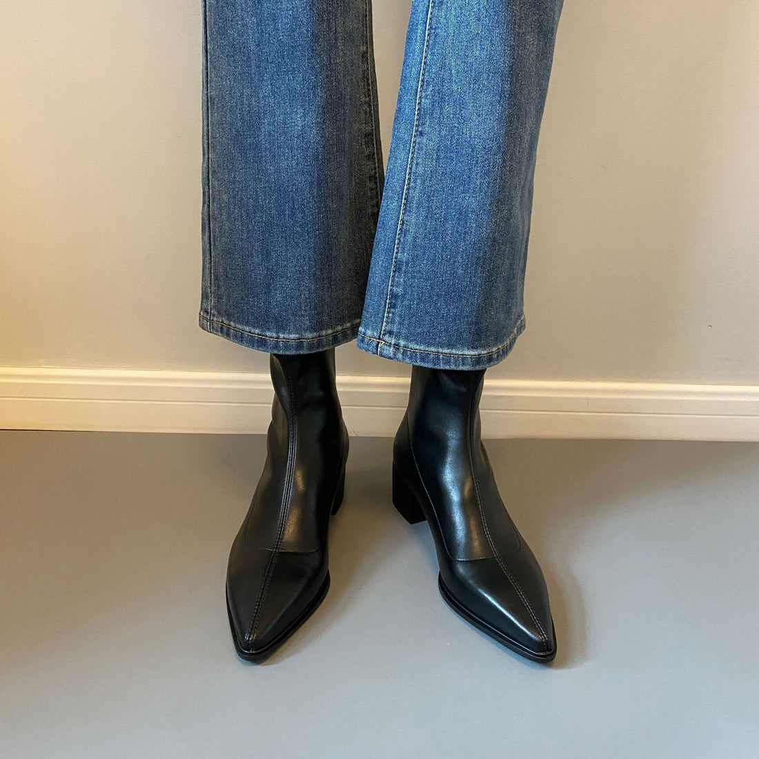 Damen Knöchelhohe Leder-Ankleboots mit spitzer Kappenform und sculpted Blockabsatz Echo Archiv