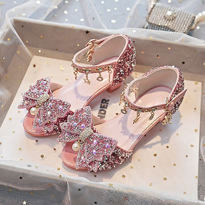 Mädchen Elegante und funkelnde Sandalen mit großen Schleifen Echo Archiv