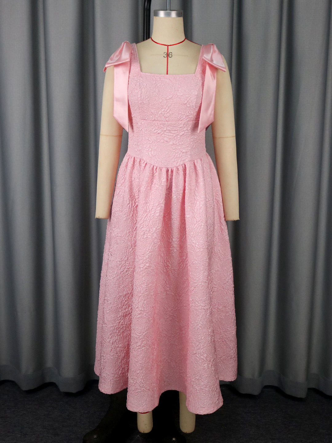 Damen Elegantes Abendkleid mit schimmernden Details und verspielten Rüschenschultern Echo Archiv