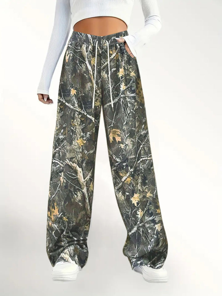 Damen Weite Palazzo-Loungehose im Camouflage-Blattmuster mit Elastikbund, Tunnelzug und Eingrifftaschen Echoarchiv