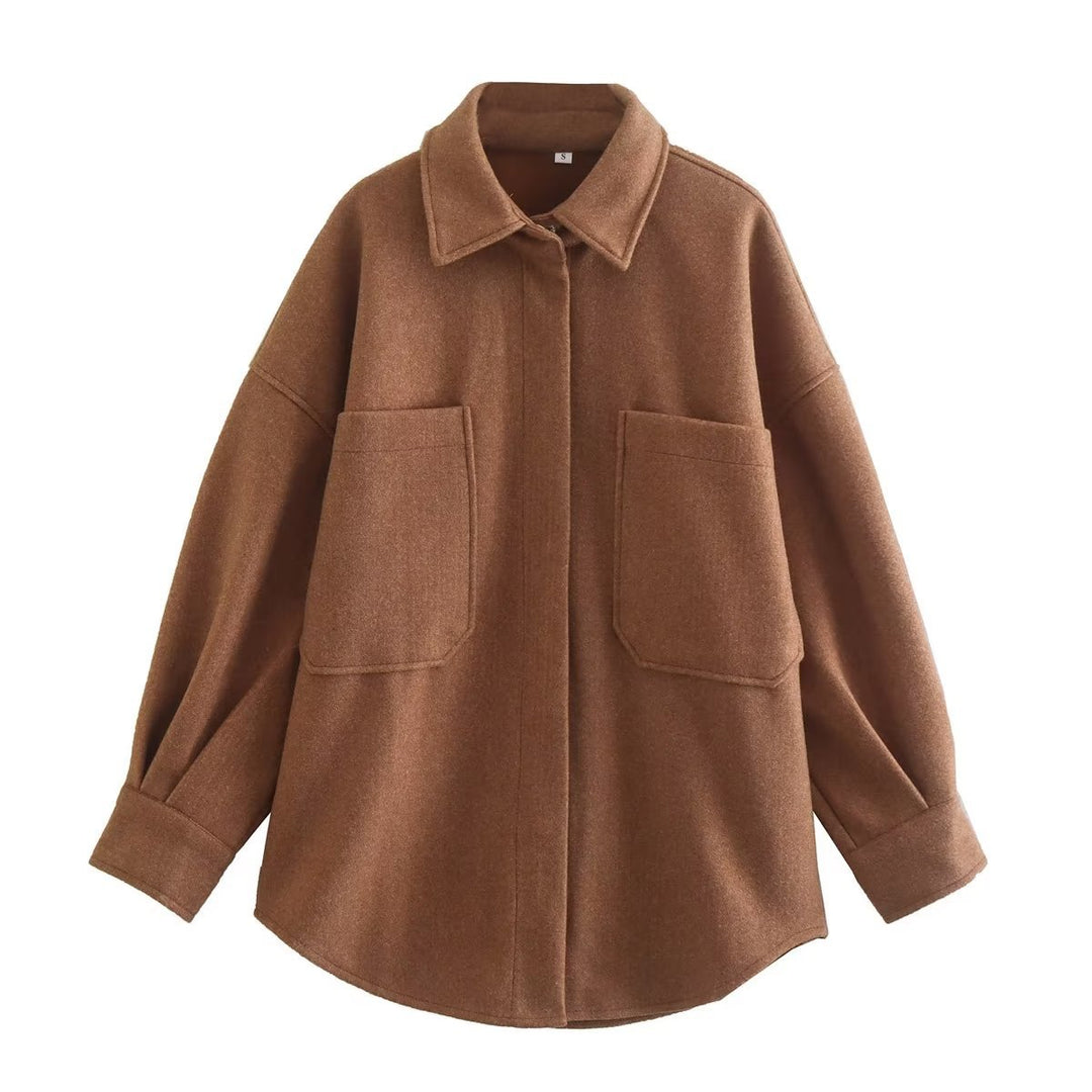 Damen kastige Hemdjacke im Oversize Cut mit großen aufgesetzten Taschen und abgerundetem Saum – Célinea