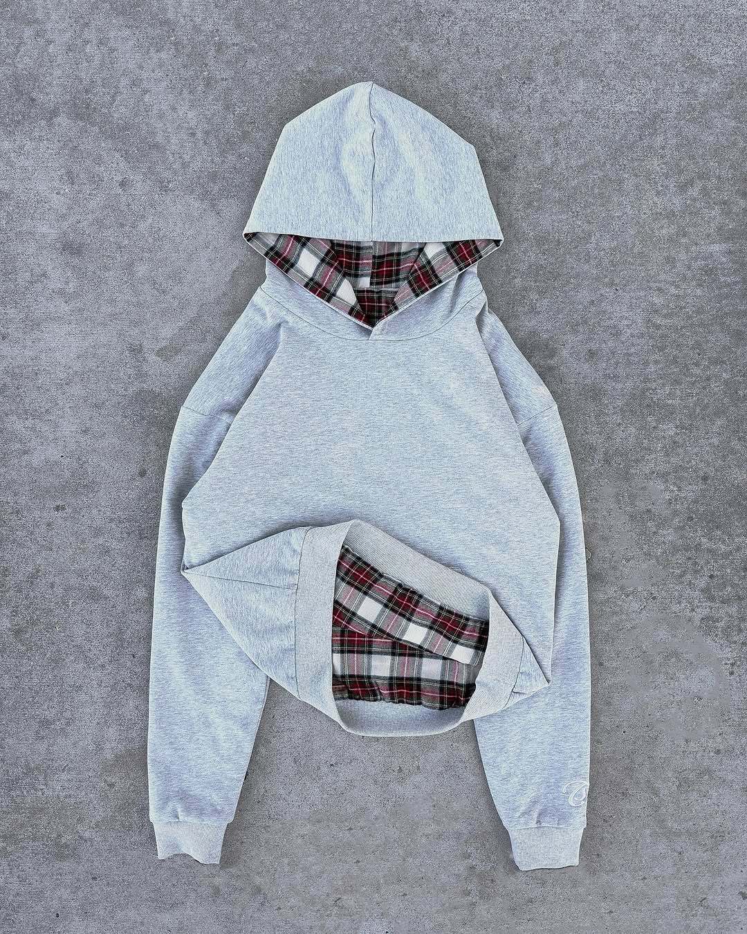 Damen nan kurz geschnittenes Kapuzensweatshirt mit kariertem Flanellfutter und Kängurutasche Echo Archiv