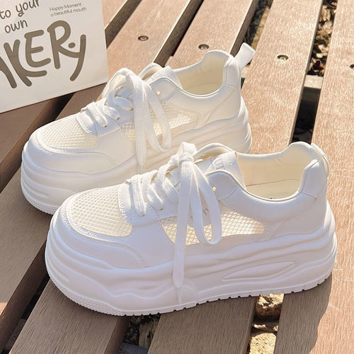 Damen Plateau-Wedge-Sneaker mit atmungsaktiven Mesh-Einsätzen und skulptierter Komfortsohle – Névara