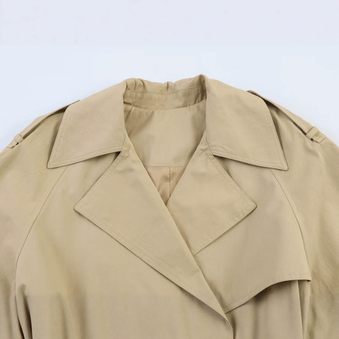 Damen Kurze Cape‑Trenchjacke mit doppelreihiger Knopfleiste und Bindegürtel Echo Archiv