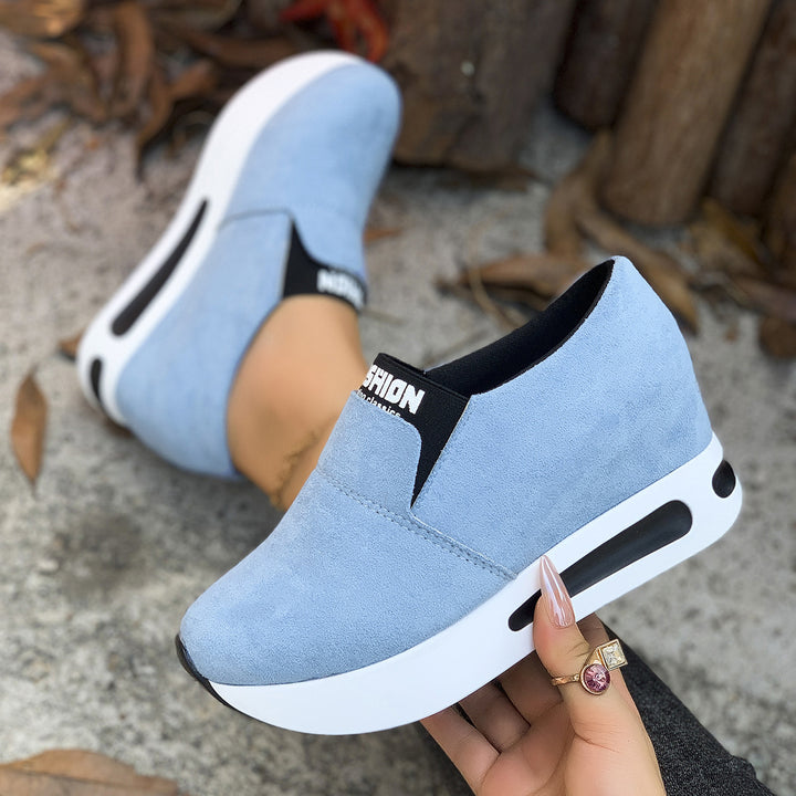 Damen Slip-On Wedge-Sneaker mit verstecktem Keil, Microvelours-Obermaterial und seitlicher Luftkammer Echo Archiv