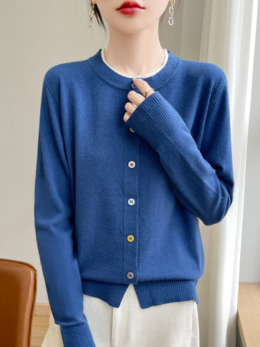 Damen Leichter Feinstrick-Cardigan mit Rundhalsausschnitt und bunten Knöpfen Echoarchiv