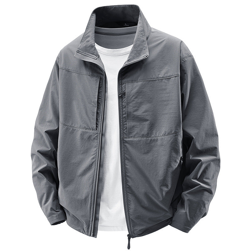 Herren Leichte urbane Windjacke mit Stehkragen, wasserabweisender Gewebemischung und verdeckten Reißverschlüssen Echo Archiv