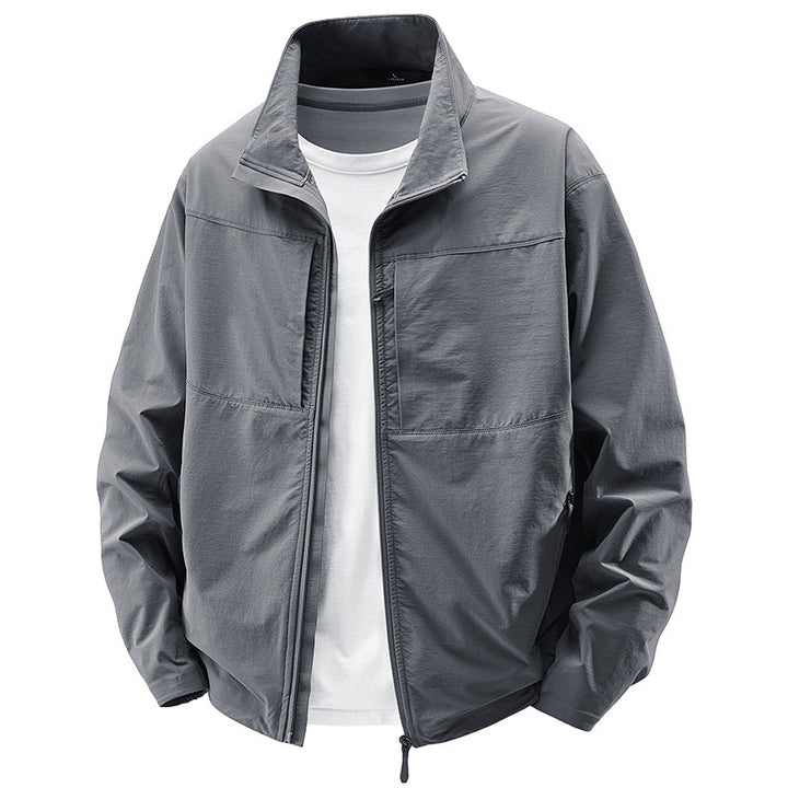 Herren Leichte urbane Windjacke mit Stehkragen, wasserabweisender Gewebemischung und verdeckten Reißverschlüssen Echo Archiv