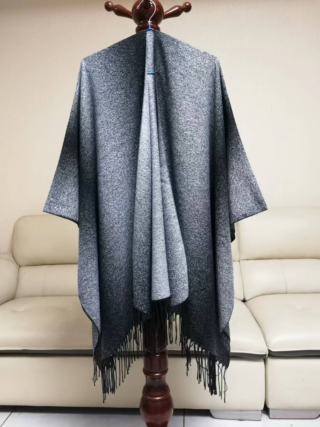 Damen Cape-Poncho aus leichtem Glanzstrick mit Ombre-Effekt und Fransensaum Echo Archiv