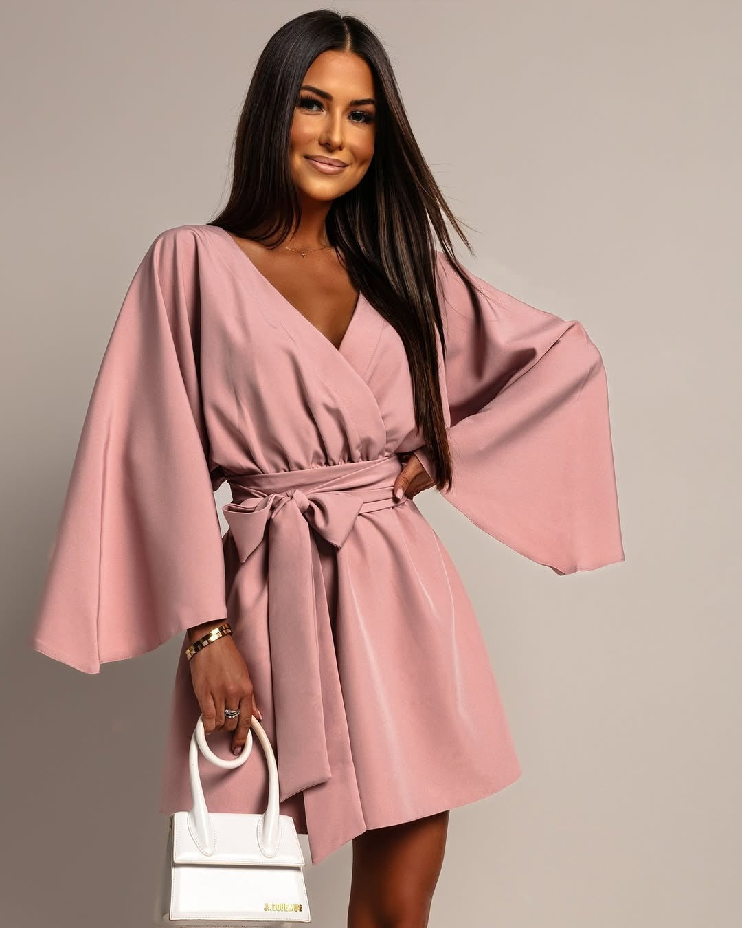 Damen Wickel-Minikleid mit Kimonoärmeln und Taillengürtel Echoarchiv