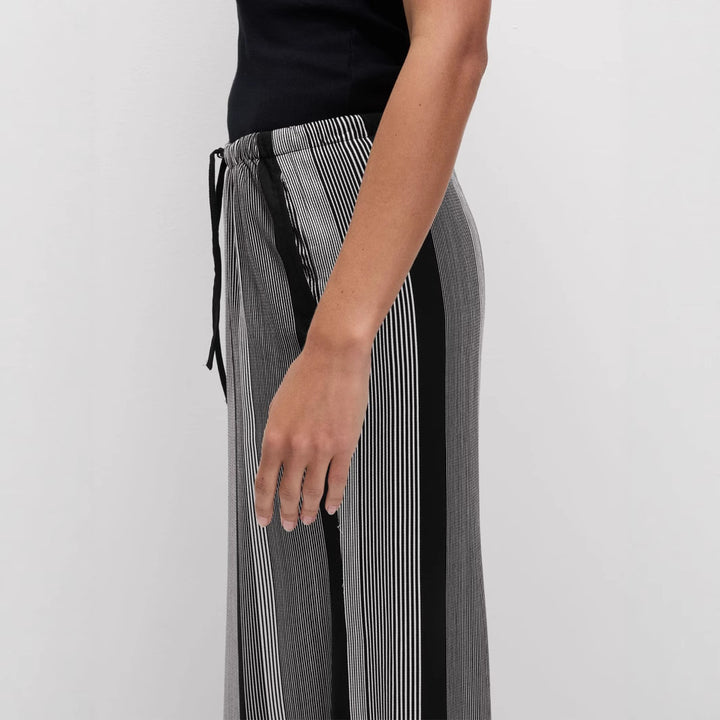 Damen Weite Palazzo-Hose mit Gummibund, Tunnelzug und vertikalem Streifenmuster – Avérine
