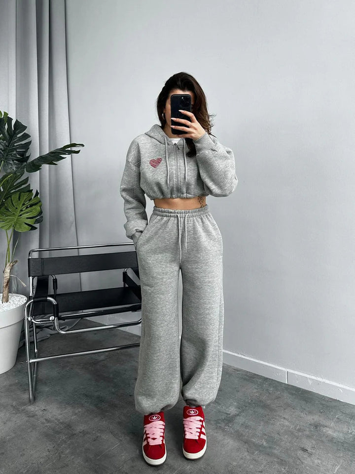 Damen Gekürztes Kapuzen‑Zip‑Set mit Herz‑Stickerei und weiter High‑Waist Jogginghose – Avérine