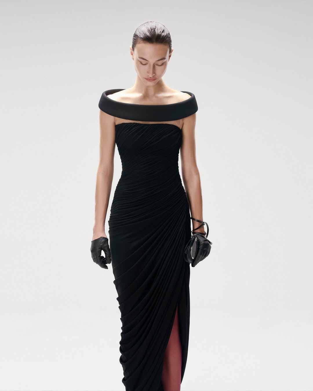 Damen Elegantes, schulterfreies Maxikleid mit raffinierten Drapierungen und hohem Schlitz Echo Archiv