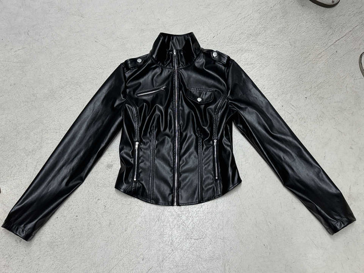 Damen nan taillierte Kunstleder-Bikerjacke mit Stehkragen, Schulterpatten und Reißverschlusstaschen Echo Archiv