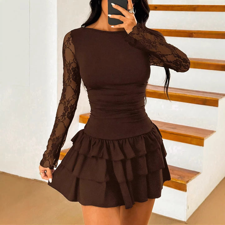 Damen Minikleid mit transparenten Spitzenärmeln, Raffung und Stufenvolants – Avérine