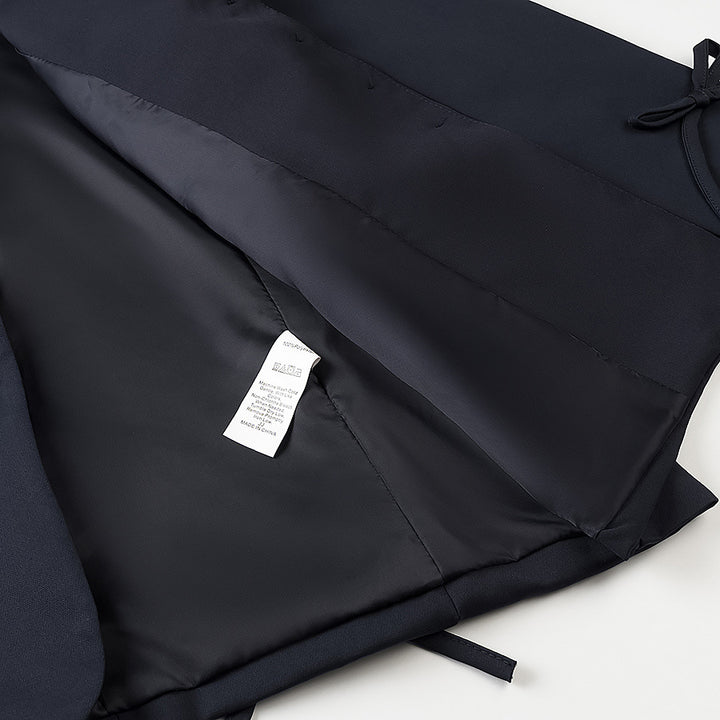 Damen taillierter Blazer mit dekorativen Schleifenapplikationen und klassischer Knopfleiste – Valéne