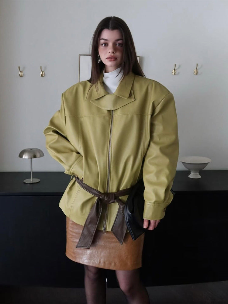 Damen Boxy-Kunstlederjacke mit hohem Stehkragen, Frontzip und Taillenschärpe Echoarchiv
