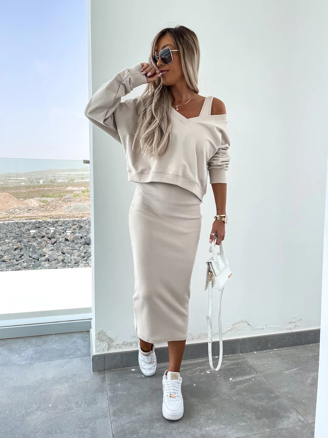 Damen nan zweiteiliges Midirock-Set mit off-shoulder Oversize-Sweatshirt und figurbetontem Bleistiftrock Echo Archiv