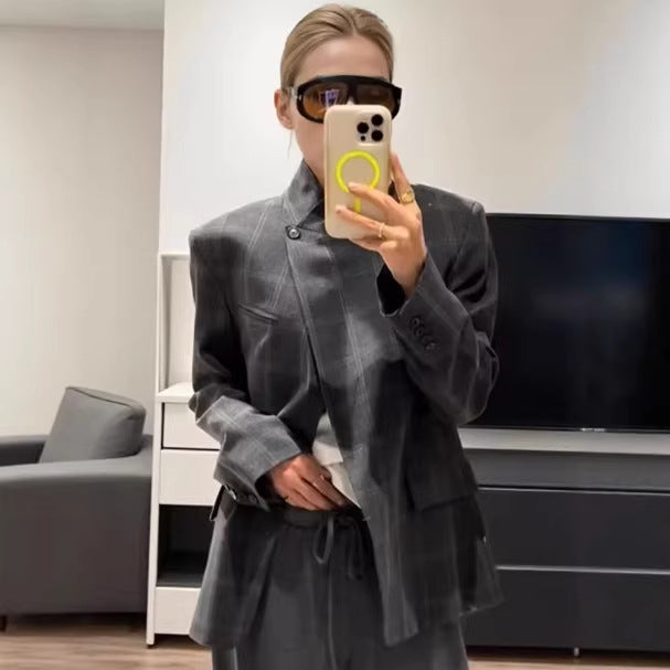 Damen nan taillierter Karo-Mantelblazer mit Stehkragen, asymmetrischer Knopfblende und Pattentaschen Echo Archiv