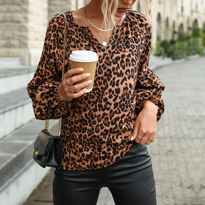 Damen Lässige Viskose-Bluse mit Leopardenprint, V‑Ausschnitt und gesmokten Ärmelbündchen Echoarchiv