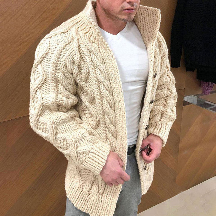 Herren Grober Zopfstrick-Cardigan mit hohem Stehkragen und Hornknöpfen Echo Archiv