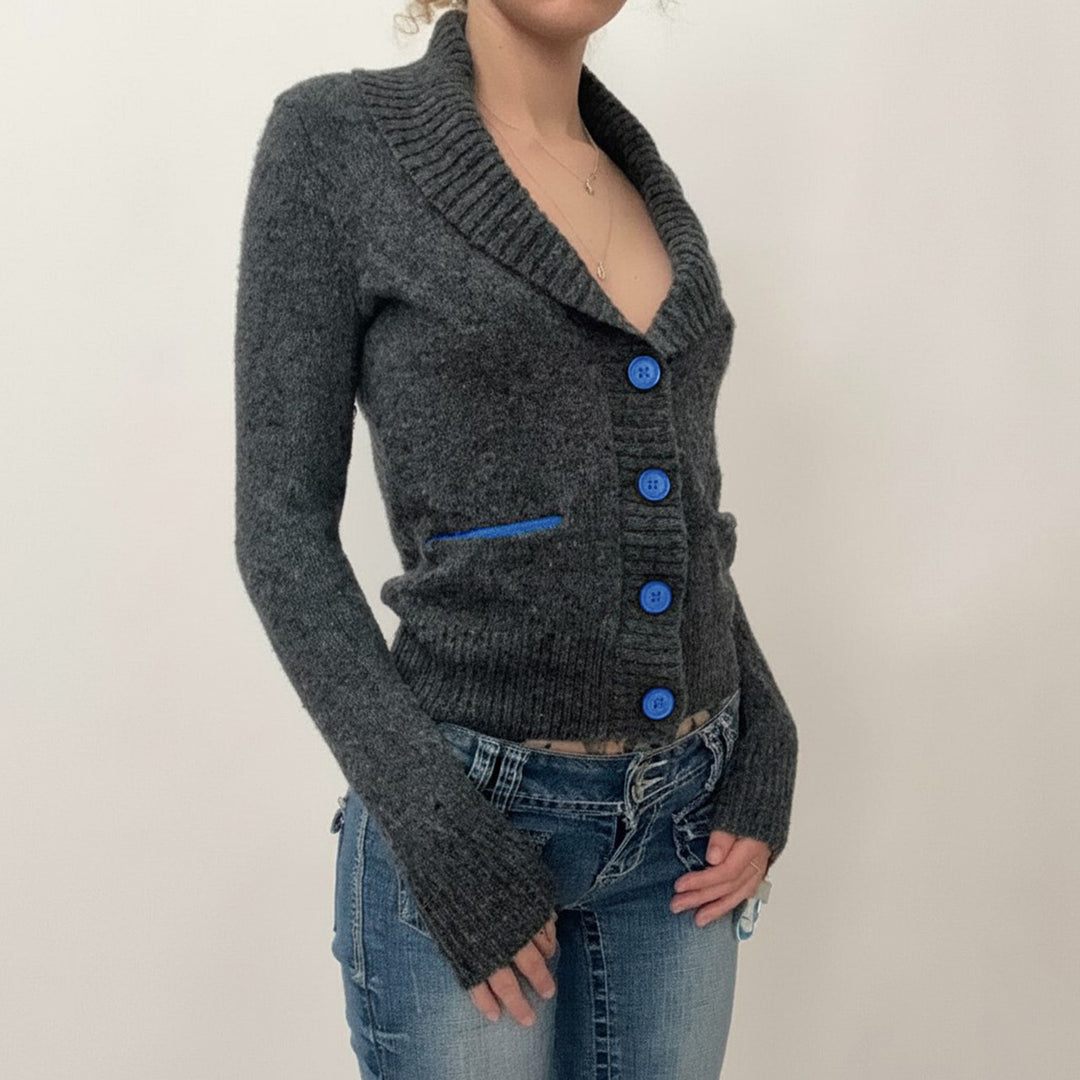 Damen nan kurze Strickjacke mit Schalkragen, Zierknopfleiste und kontrastierenden Taschenpaspeln Echo Archiv