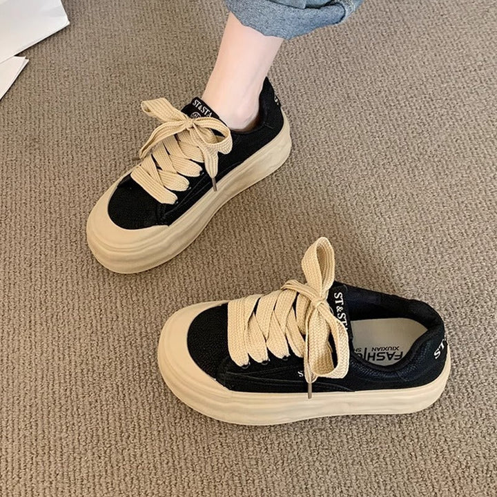 Damen Sportliche Plateau Sneaker mit bequemer Sohle und einzigartigen Schnürdetails Echo Archiv