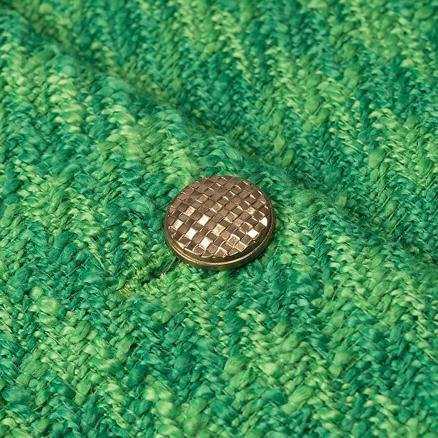 Damen kurzes Bouclé-Tweed Jackett mit Rundhalsausschnitt, Zierknöpfen und aufgesetzten Brustpaspeln – Célinea
