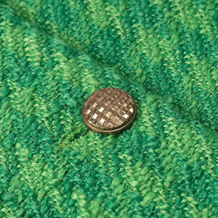 Damen kurzes Bouclé-Tweed Jackett mit Rundhalsausschnitt, Zierknöpfen und aufgesetzten Brustpaspeln – Célinea