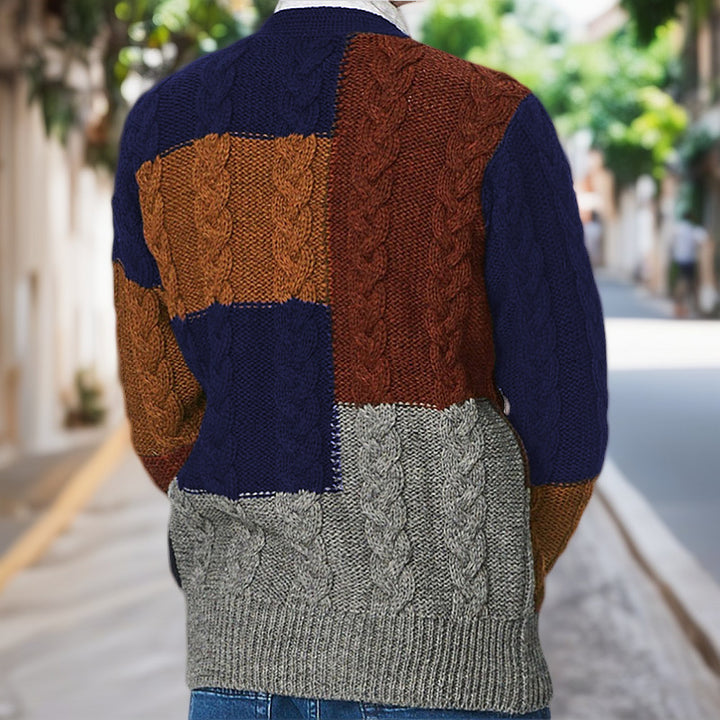 Herren Strickjacke mit modernem Zopfmuster und farblich abgestimmten Taschen Echoarchiv