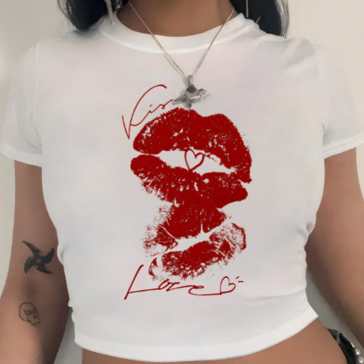 Damen Crop-T-Shirt mit animalistischem Lippenmotiv und auffälligem Schriftzug Echo Archiv
