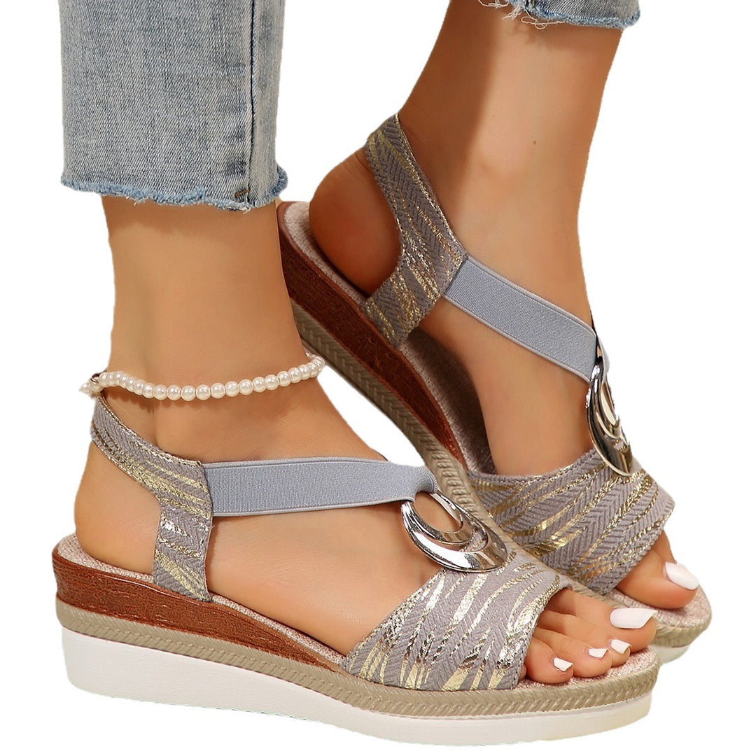Damen Plateau‑Keil‑Sandalen mit elastischem Riemen, geprägter Metallic‑Optik und dekorativem Ring Echo Archiv