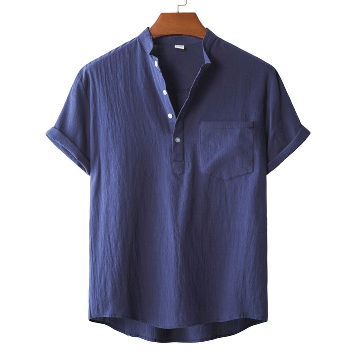 Herren Kurzarmhemd mit modernem Henley-Kragen und praktischer Brusttasche Echoarchiv