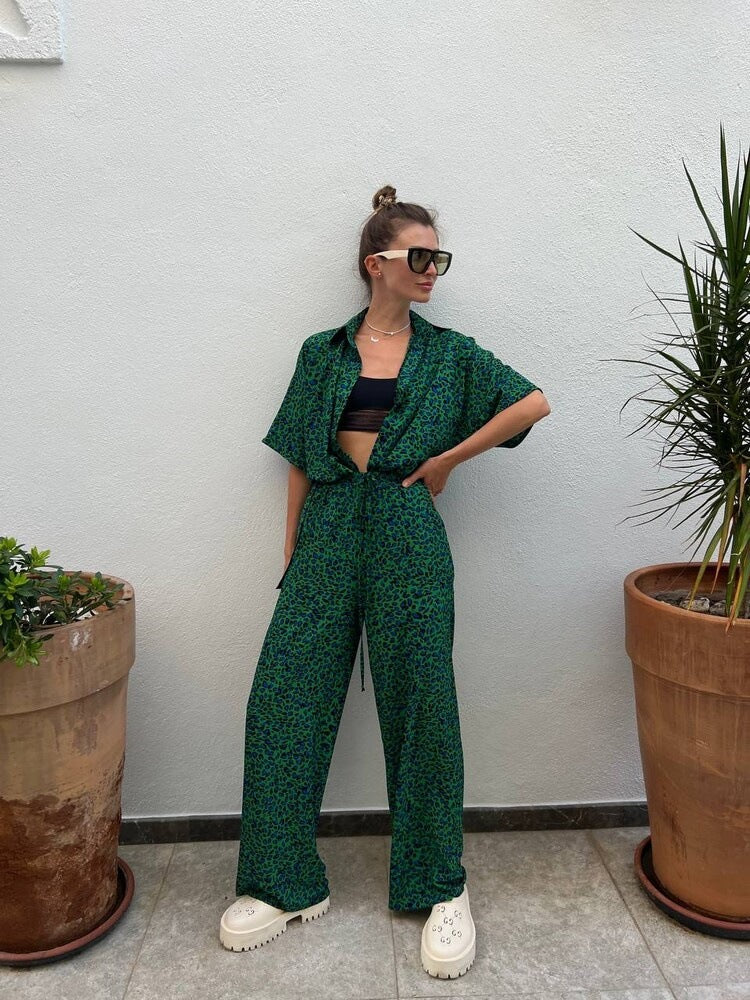 Damen zweiteiliges Safari-Print Loungewear-Set mit kurzärmeliger Hemdbluse und weitem hochgeschnittenen Palazzohose – Élanora