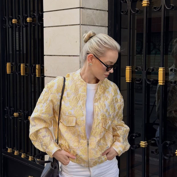 Damen Kurz geschnittene Stepp‑Bomberjacke mit floraler Jacquard‑Textur, elastischem Saum und Pattentaschen Echo Archiv