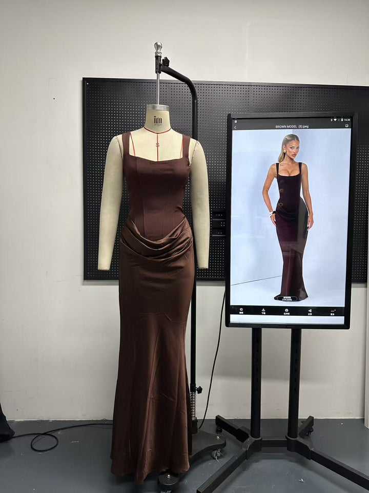 Damen Fließendes Maxi-Kleid mit asymmetrischem Schnitt und raffiniertem Drapé Echo Archiv